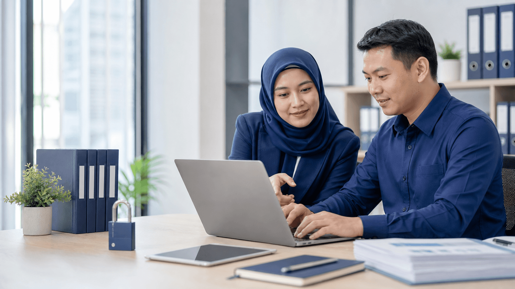 Staf sekolah mengelola data digital secara aman Staf sekolah mengelola data digital secara aman